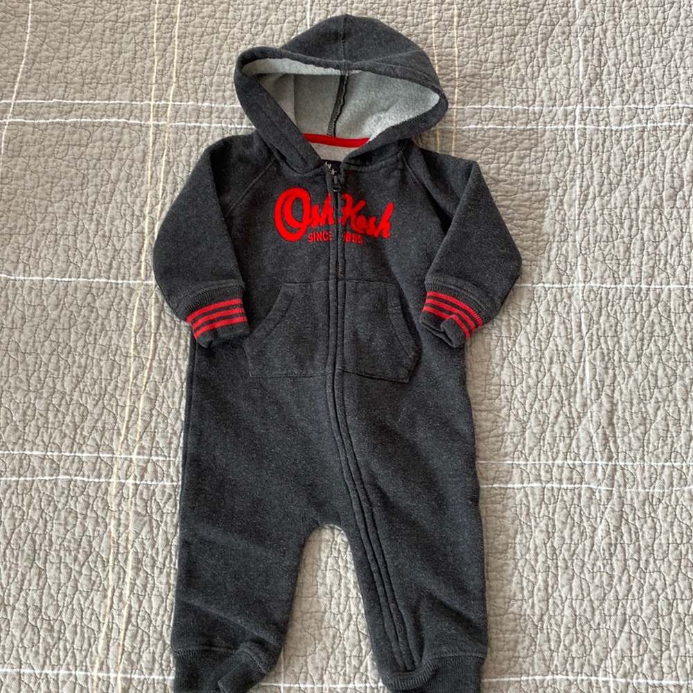 ✨4/$20✨ Oshkosh fleece lined hooded unisex onesie (6 months)